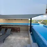 Charming And Perfectly Located Studio With Rooftoop Pool